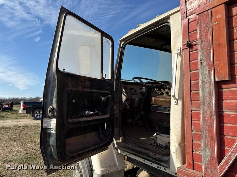 image for item EC4462 1978 Ford L9000 grain truck