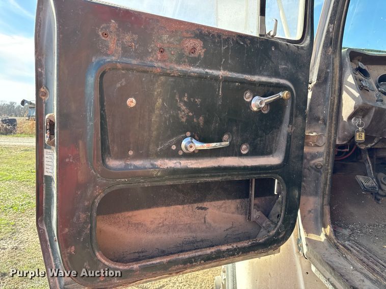 image for item EC4462 1978 Ford L9000 grain truck