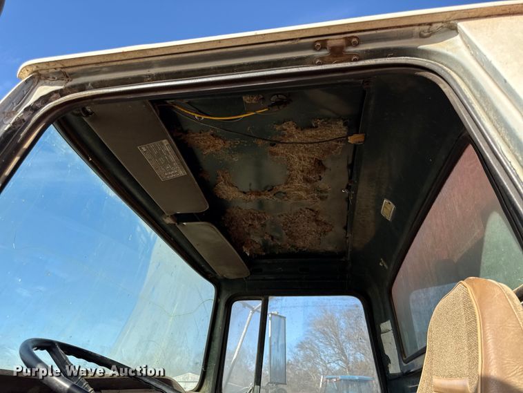 image for item EC4462 1978 Ford L9000 grain truck