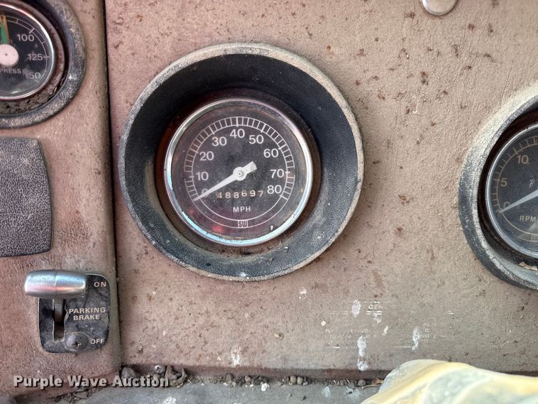 image for item EC4462 1978 Ford L9000 grain truck