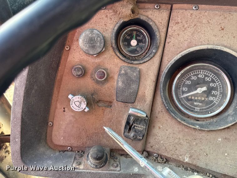 image for item EC4462 1978 Ford L9000 grain truck