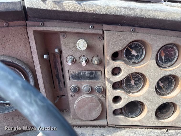 image for item EC4462 1978 Ford L9000 grain truck