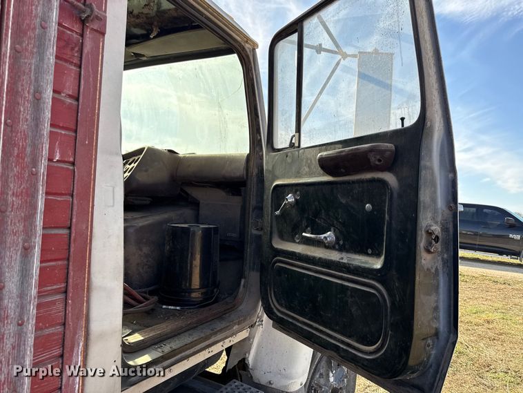 image for item EC4462 1978 Ford L9000 grain truck
