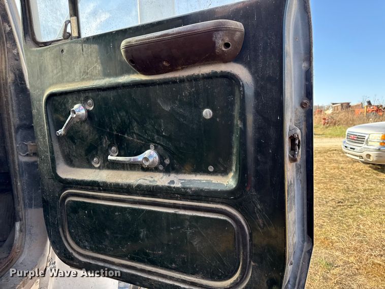 image for item EC4462 1978 Ford L9000 grain truck