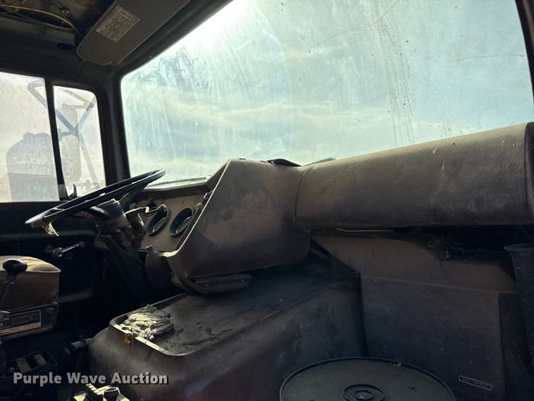 image for item EC4462 1978 Ford L9000 grain truck