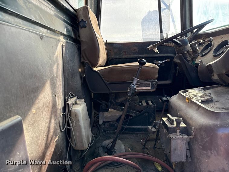 image for item EC4462 1978 Ford L9000 grain truck