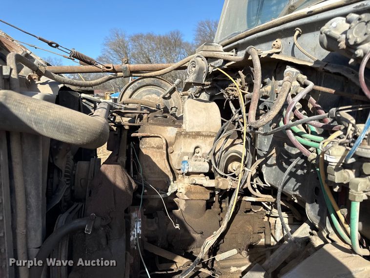 image for item EC4462 1978 Ford L9000 grain truck