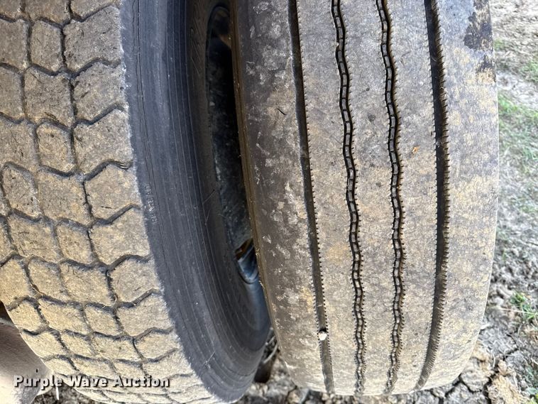 image for item EC4462 1978 Ford L9000 grain truck