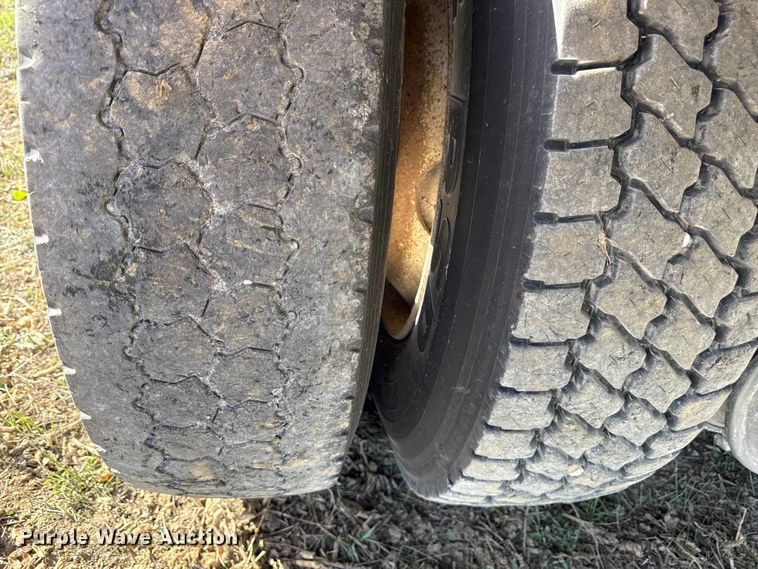 image for item EC4462 1978 Ford L9000 grain truck