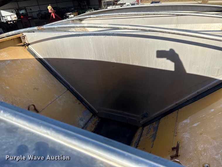 image for item EC4473 2015 RoGator RG1300B spreader