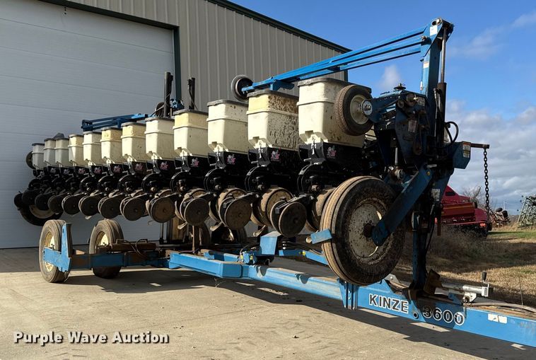 image for item EC4485 Kinze 3600 split row planter