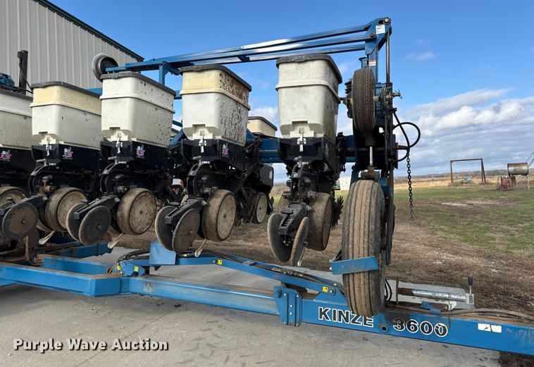 image for item EC4485 Kinze 3600 split row planter