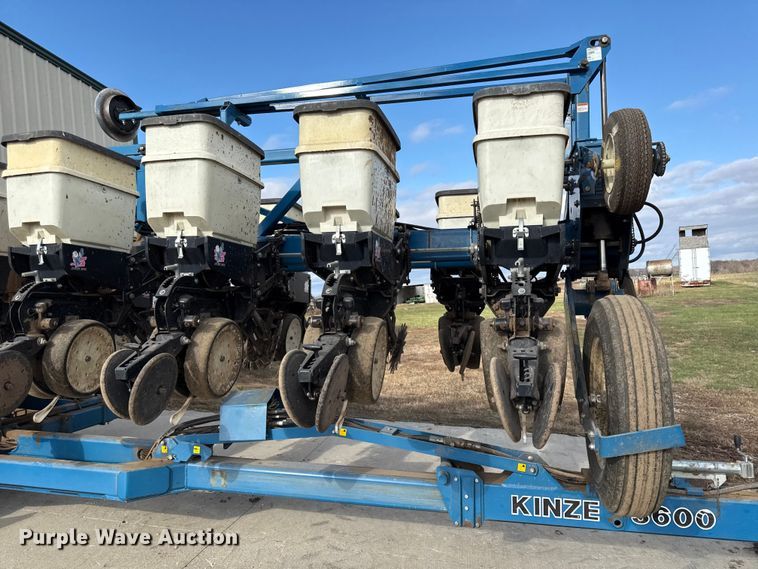 image for item EC4485 Kinze 3600 split row planter