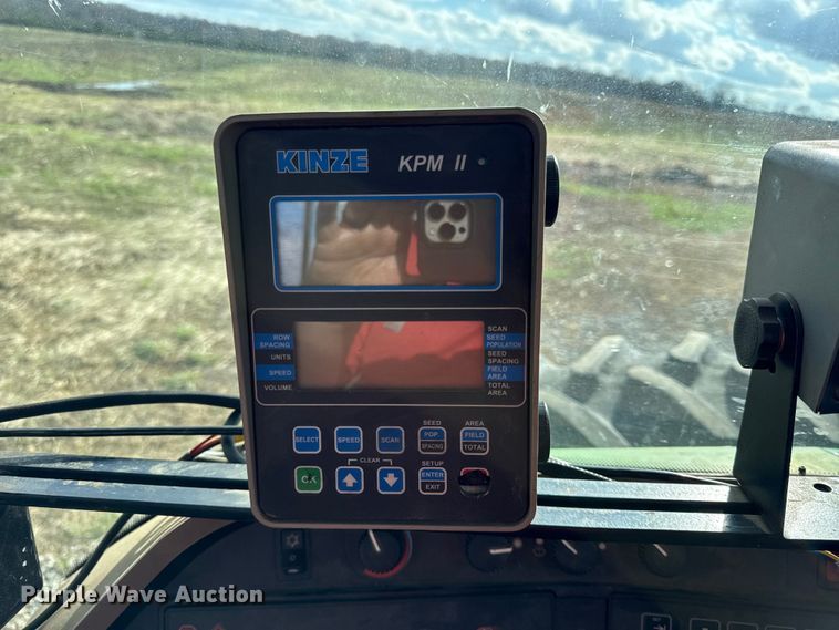 image for item EC4485 Kinze 3600 split row planter