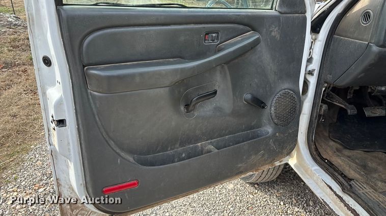 image for item ED2443 2005 GMC Sierra 3500 bale bed pickup truck