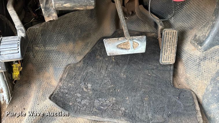 image for item ED2443 2005 GMC Sierra 3500 bale bed pickup truck