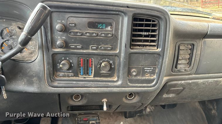 image for item ED2443 2005 GMC Sierra 3500 bale bed pickup truck