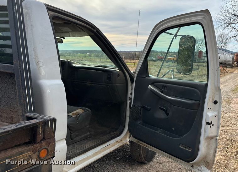 image for item ED2443 2005 GMC Sierra 3500 bale bed pickup truck