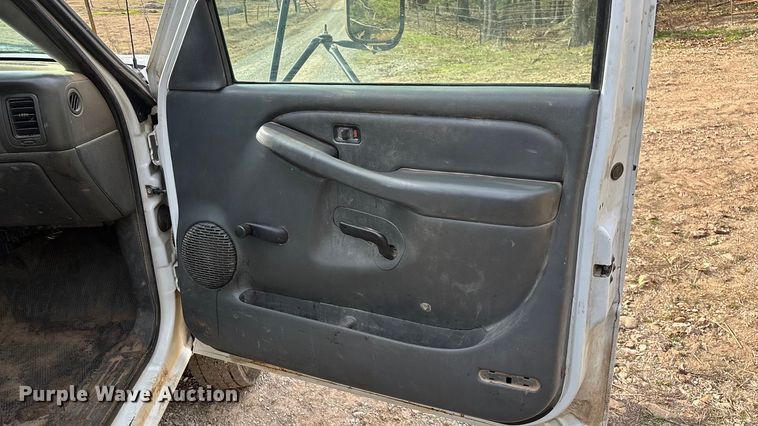 image for item ED2443 2005 GMC Sierra 3500 bale bed pickup truck