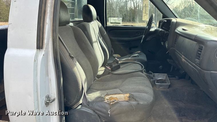 image for item ED2443 2005 GMC Sierra 3500 bale bed pickup truck