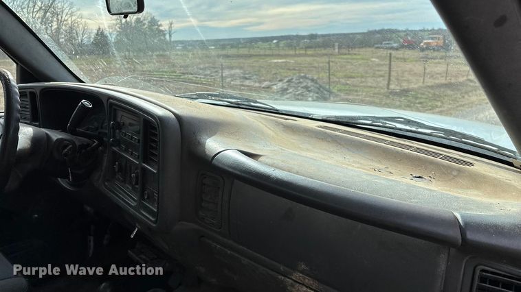 image for item ED2443 2005 GMC Sierra 3500 bale bed pickup truck