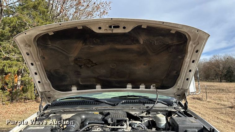 image for item ED2443 2005 GMC Sierra 3500 bale bed pickup truck