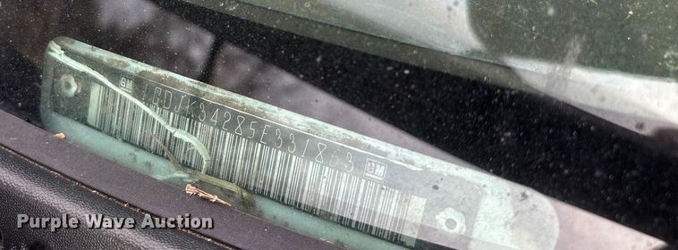 image for item ED2443 2005 GMC Sierra 3500 bale bed pickup truck