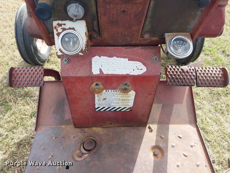 image for item EE1381 1969 International Farmall 656 tractor