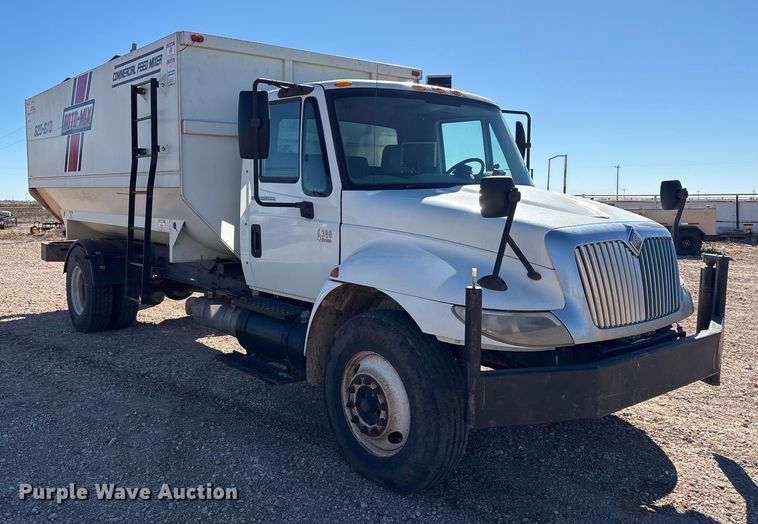 image for item EF6143 2007 International 4300 feed mixer truck