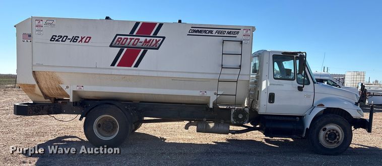 image for item EF6143 2007 International 4300 feed mixer truck