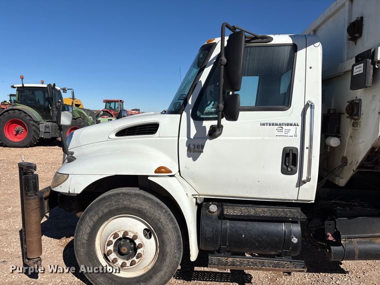 image for item EF6143 2007 International 4300 feed mixer truck