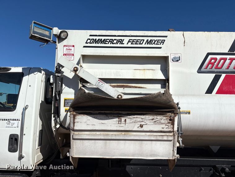 image for item EF6143 2007 International 4300 feed mixer truck