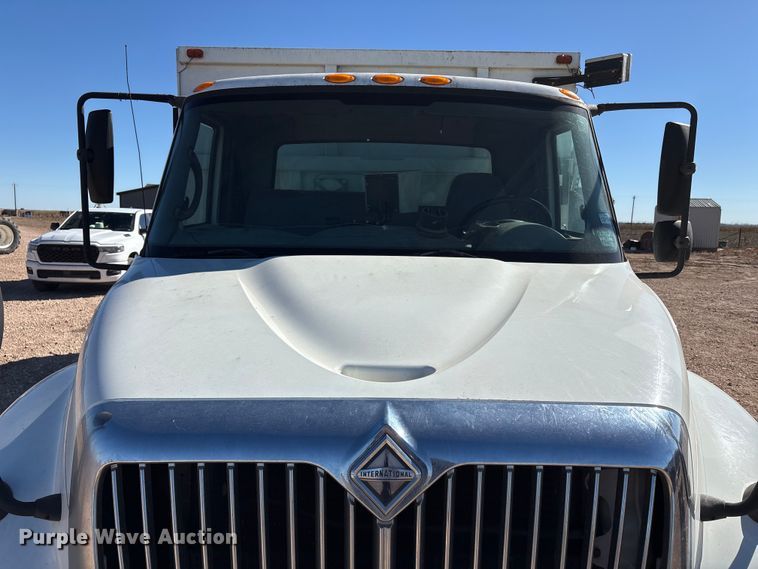 image for item EF6143 2007 International 4300 feed mixer truck