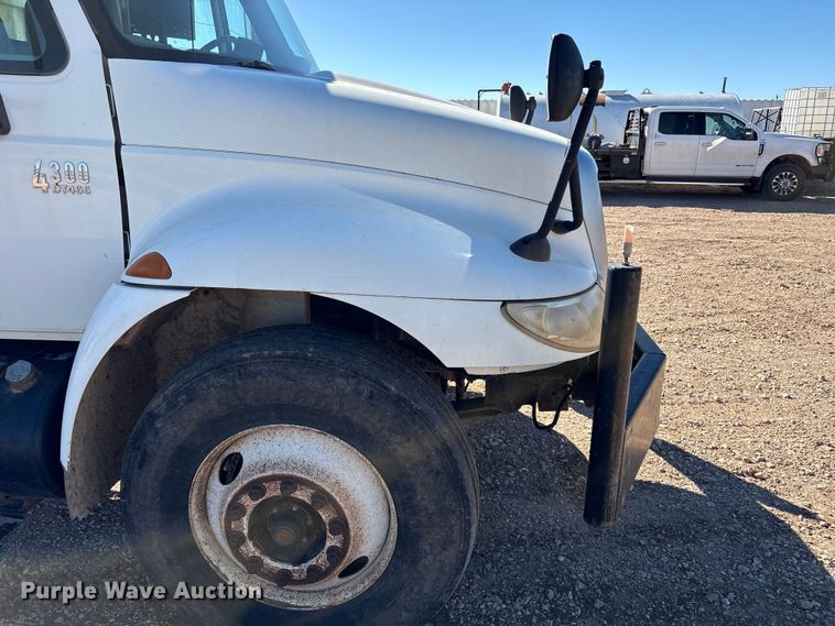 image for item EF6143 2007 International 4300 feed mixer truck