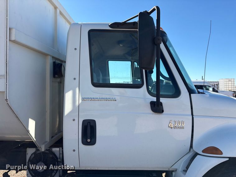 image for item EF6143 2007 International 4300 feed mixer truck