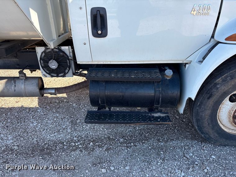 image for item EF6143 2007 International 4300 feed mixer truck