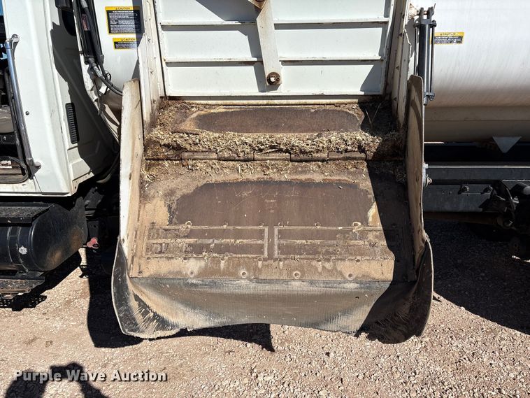 image for item EF6143 2007 International 4300 feed mixer truck