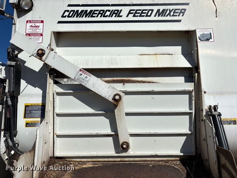 image for item EF6143 2007 International 4300 feed mixer truck
