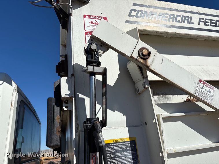 image for item EF6143 2007 International 4300 feed mixer truck