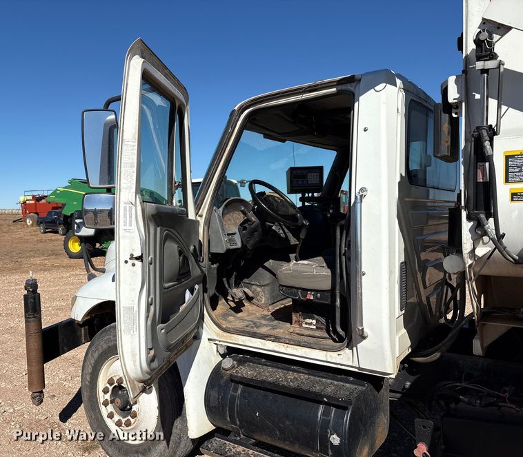 image for item EF6143 2007 International 4300 feed mixer truck