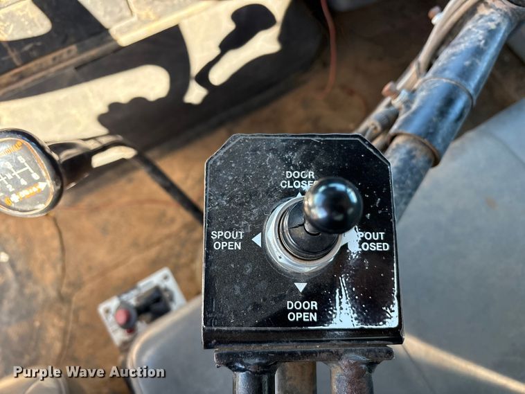 image for item EF6143 2007 International 4300 feed mixer truck