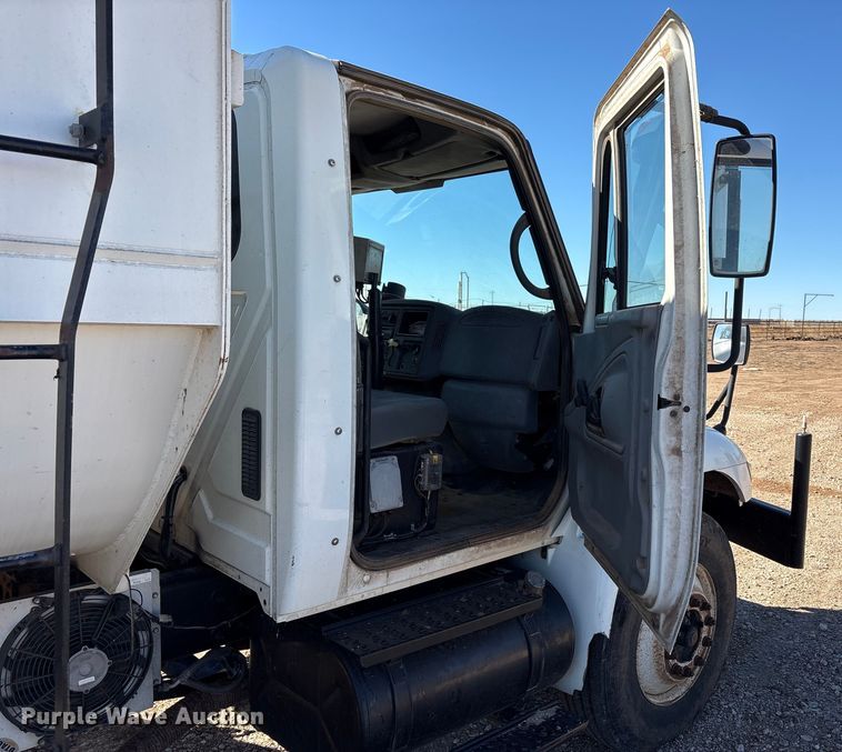image for item EF6143 2007 International 4300 feed mixer truck