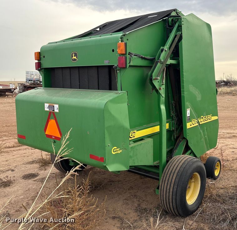 image for item EF6196 2004 John Deere 567 round baler