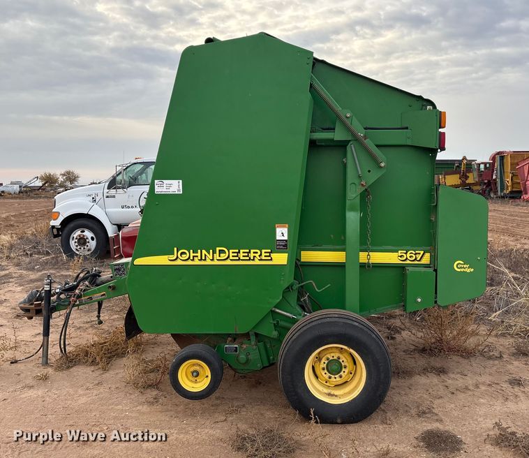 image for item EF6196 2004 John Deere 567 round baler