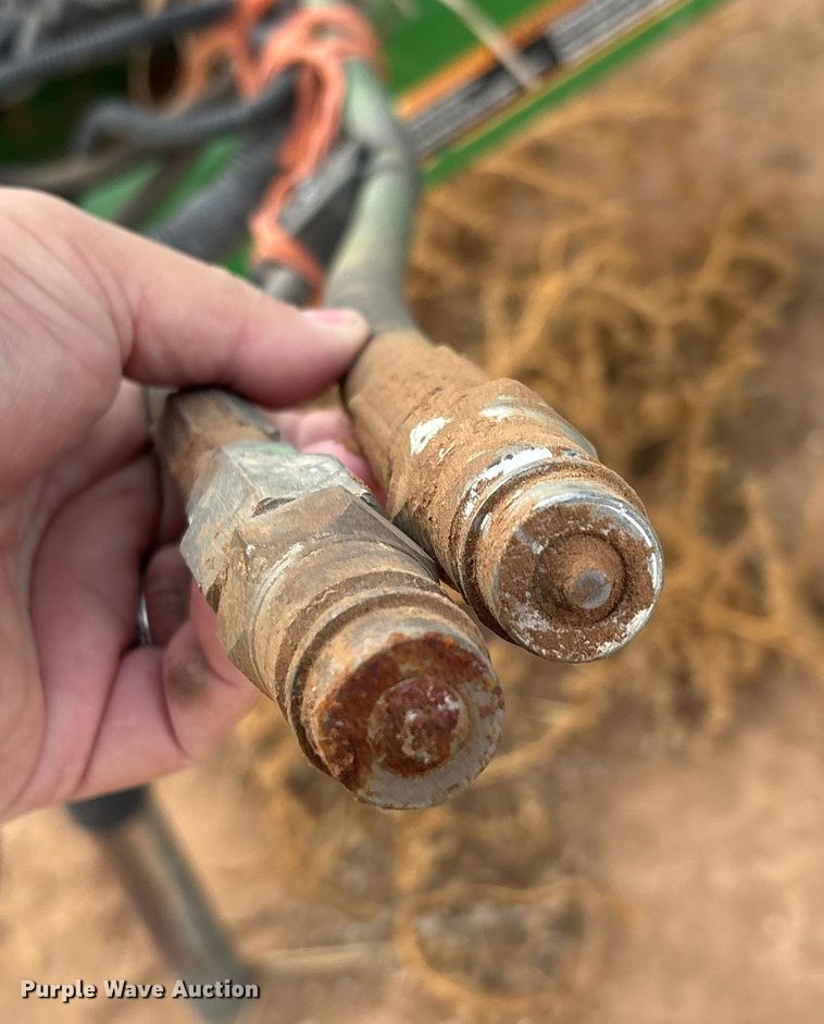 image for item EF6196 2004 John Deere 567 round baler