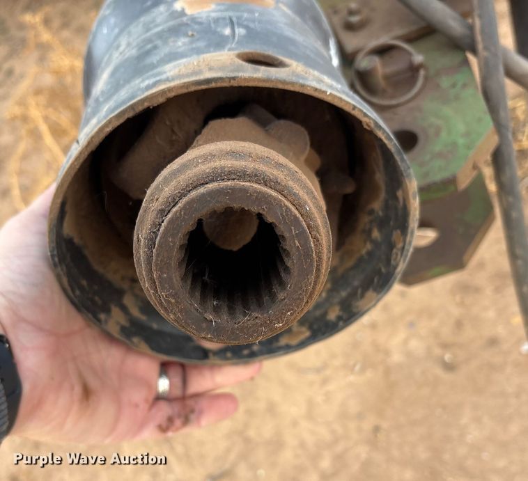 image for item EF6196 2004 John Deere 567 round baler