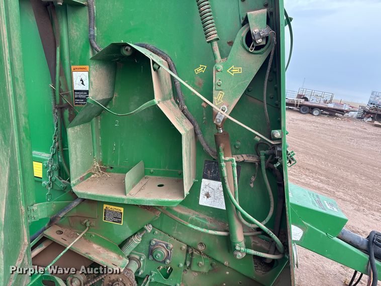 image for item EF6196 2004 John Deere 567 round baler