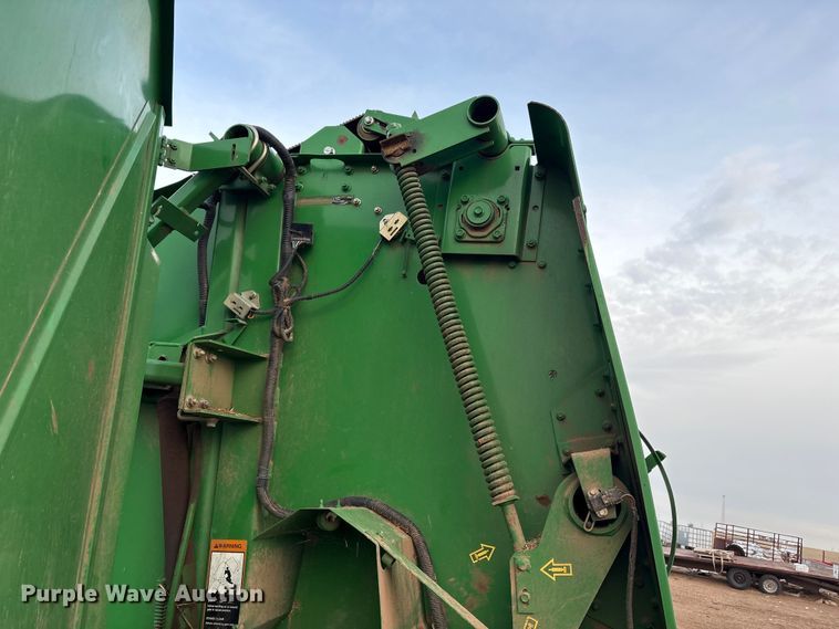 image for item EF6196 2004 John Deere 567 round baler