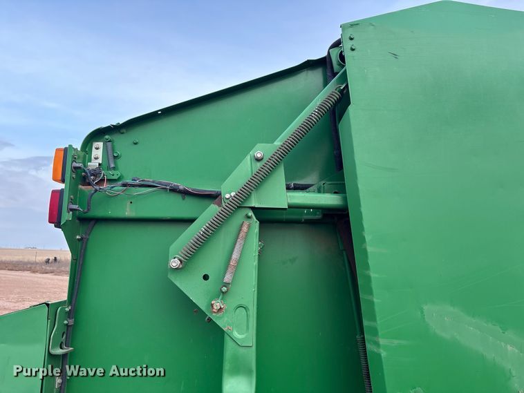 image for item EF6196 2004 John Deere 567 round baler