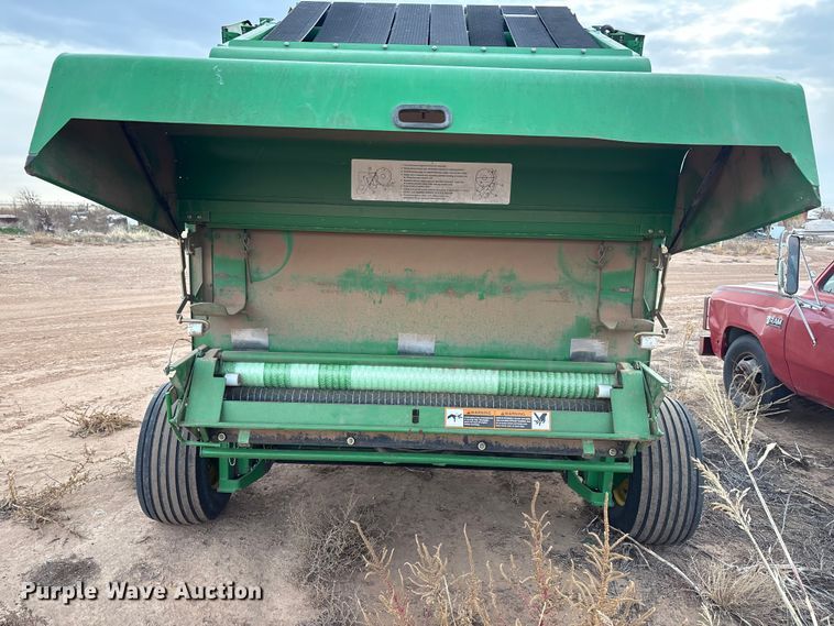 image for item EF6196 2004 John Deere 567 round baler